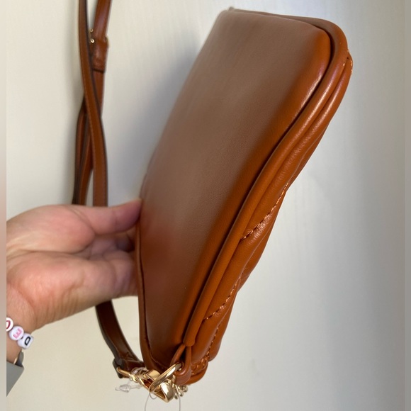 Ellen Tracy Crossbody bag - Chevron Quilted Collection with detachable strap - Picture 11 of 14